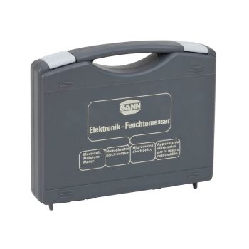 Abgebildet ist ein Messgerätekoffer aus Kunststoff in der Koffervariante der Firma GANN. Der Koffer besitzt eine rechteckige Grundform mit umlaufender Kantenverstärkung und zwei Verschlüssen an der Vorderseite. Die Oberfläche ist strukturiert, der Tragegr